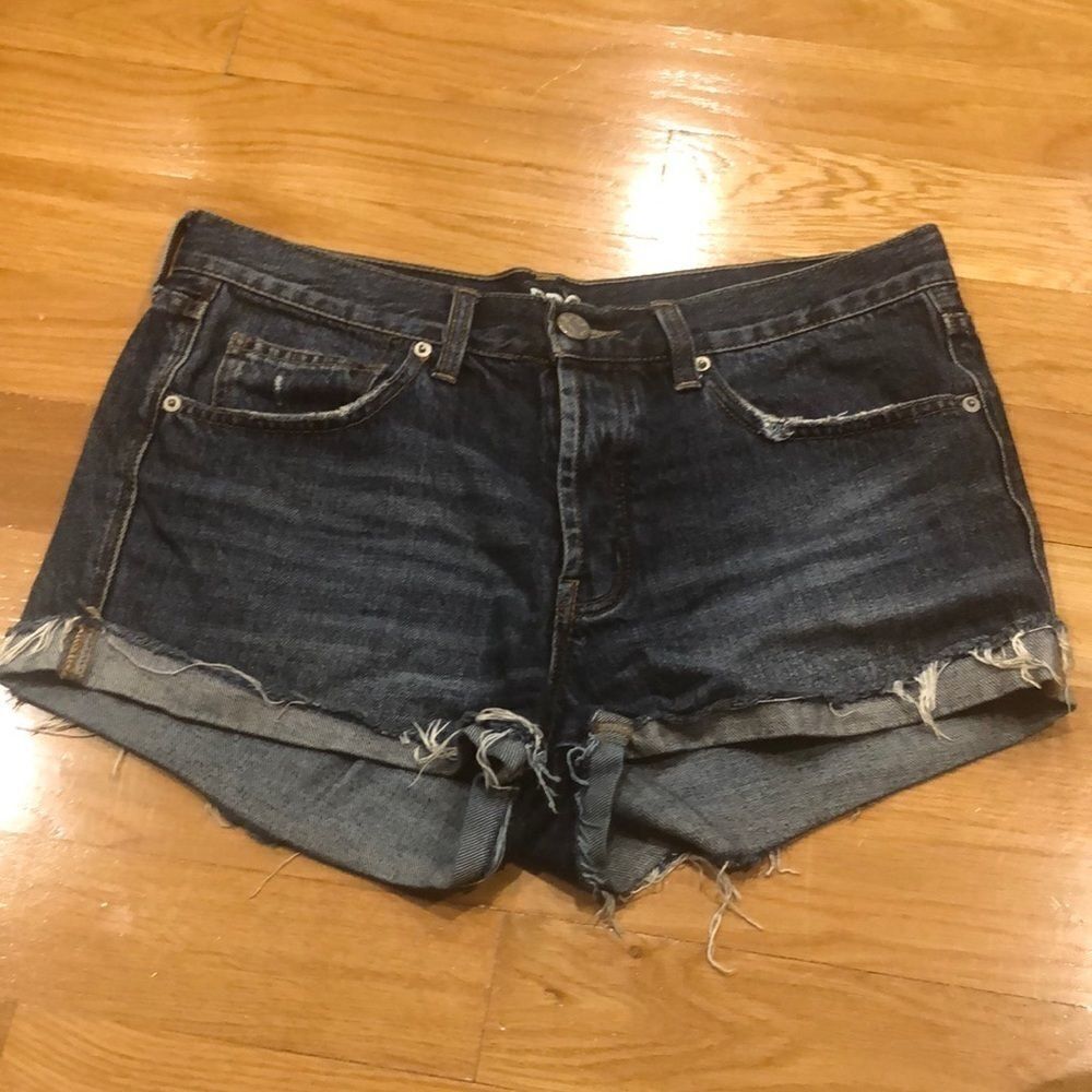 𝅺bdg distressed Tomgirl shorts size 28.